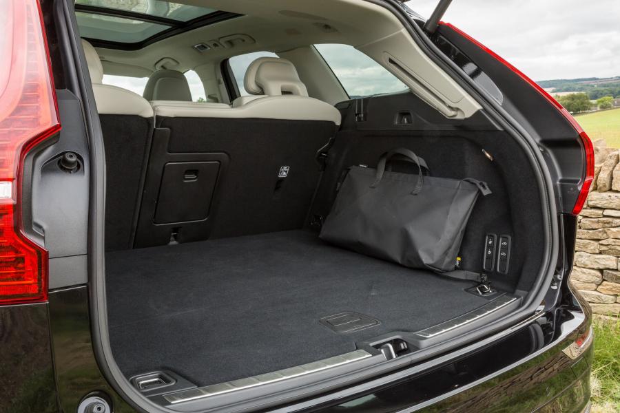 Багажник Volvo XC60 T8 Inscription 2017 года  (UK) (фото 4 из 40)